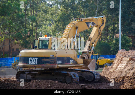 Bagger und Erdbewegung arbeiten auf einer Baustelle in Australien Stockfoto