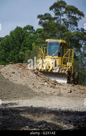 Bagger und Erdbewegung arbeiten auf einer Baustelle in Australien Stockfoto