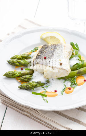 Seehecht Filet mit Spargel-Schaum-Sauce und Zitrone, Ansicht von oben Stockfoto