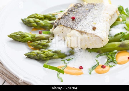 Seehecht Filet mit grünem Spargel-Schaum-Sauce und Zitrone Stockfoto