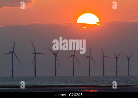 Sonnenuntergang hinter Windturbinen Stockfoto