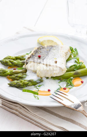 Seehecht Filet mit Spargel-Schaum-Sauce und Gabel, vertikale Stockfoto