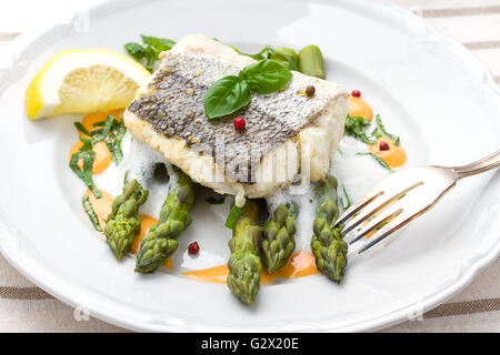 Seehecht Filet mit Spargel-Schaum-Sauce und Gabel, Ansicht von oben Stockfoto