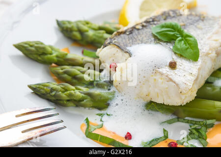 Seehecht Filet, grünen Spargel Schaum Soße, Makro-soft-Fokus Stockfoto