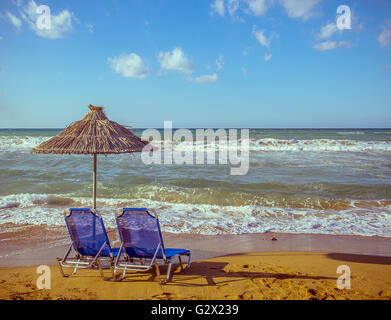 Zwei leere Liegestuhl mit Sonnenschirm am blauen Meer Stockfoto