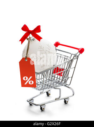 Warenkorb mit großen Weihnachtskugel und Prozent, isoliert Stockfoto