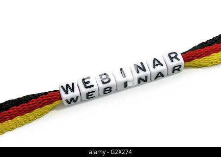 Wort-Webinar aus Brief Cubes auf deutsche Flagge, isoliert Stockfoto