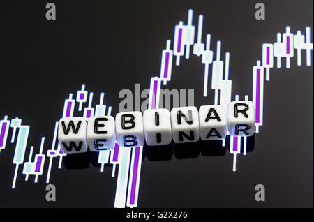 Wort-Webinar aus Brief Cubes auf Candlestick-Chart, Draufsicht, soft-Fokus Stockfoto