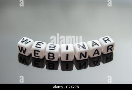 Wort-Webinar aus Brief Cubes auf Smartphone, Ansicht von oben Stockfoto
