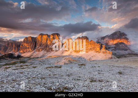Sonnenuntergang auf den Berggipfeln Gran Lagazuoi, Cime Fanis und Cima Scotoni. Hinter Tofana di Rozes Berg. Die Dolden, Italien. Europa. Stockfoto
