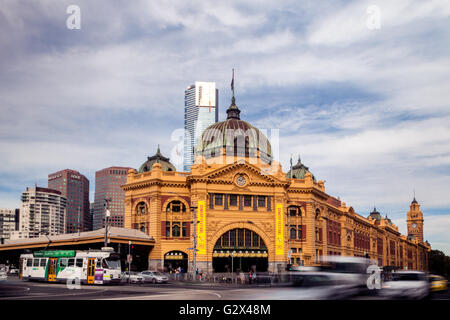 Der Bahnhof Flinders Street, Melbourne, Australien, ein Kulturdenkmal mit einer Kuppel, gewölbten Eingang Türmen und Uhr. Stockfoto