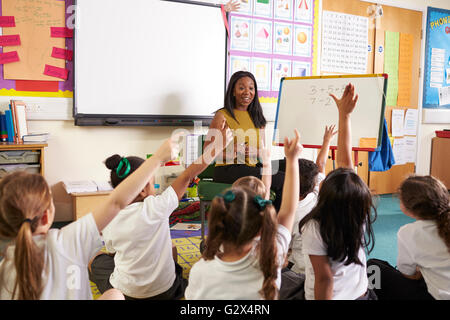 Lehrer mit Whiteboards In der Grundschule Mathematik Klasse Stockfoto