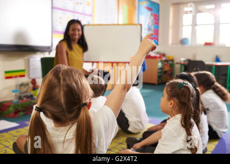 Lehrer mit Whiteboards In der Grundschule Mathematik Klasse Stockfoto