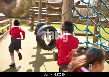 Grundschulkinder spielen Hide And Seek bei Pausen Stockfoto