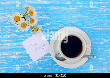 Tasse Tee mit guten Morgen beachten Sie auf rustikalen hölzernen Hintergrund. Ansicht von oben Stockfoto