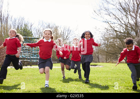 Grundschüler im Spielplatz am nocheinmal laufen Stockfoto