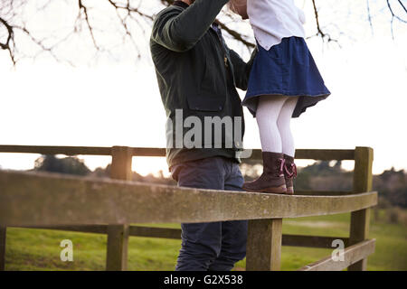 Nahaufnahme von Vater und Tochter auf Winter Land zu Fuß Stockfoto