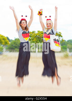 Deutsche Fußballfans hoch in die Luft springen Stockfoto