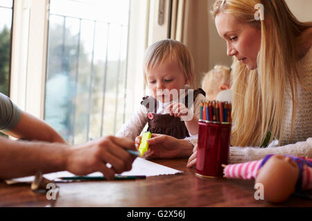 Familie sitzt am Tisch und Malen von Bildern Stockfoto