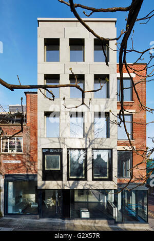 Fassade geradeaus Bridewell Gasse. Cavendish House, Norwich, Vereinigtes Königreich. Architekt: Hudson Architekten, 2015. Stockfoto