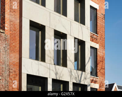 Detail der Fassade Bridewell Gasse. Cavendish House, Norwich, Vereinigtes Königreich. Architekt: Hudson Architekten, 2015. Stockfoto