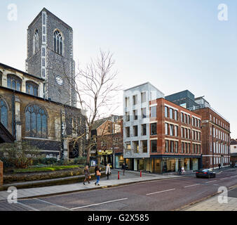 Blick auf die Straße darunter Str. Andrews Kirche Turm. Cavendish House, Norwich, Vereinigtes Königreich. Architekt: Hudson Architekten, 2015. Stockfoto