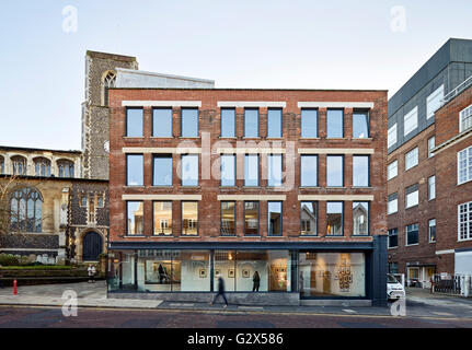 Fassade-Blick von St Andrews Street. Cavendish House, Norwich, Vereinigtes Königreich. Architekt: Hudson Architekten, 2015. Stockfoto