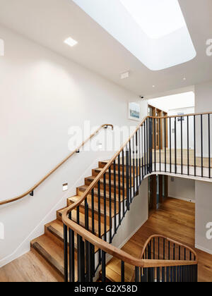 Spitze der Treppe. Cavendish House, Norwich, Vereinigtes Königreich. Architekt: Hudson Architekten, 2015. Stockfoto