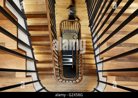 Blick hinunter das Treppenhaus. Cavendish House, Norwich, Vereinigtes Königreich. Architekt: Hudson Architekten, 2015. Stockfoto