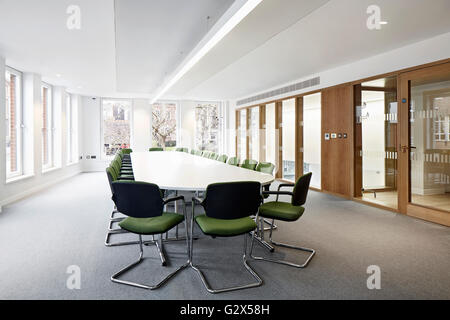 Leeren Sitzungssaal. Cavendish House, Norwich, Vereinigtes Königreich. Architekt: Hudson Architekten, 2015. Stockfoto