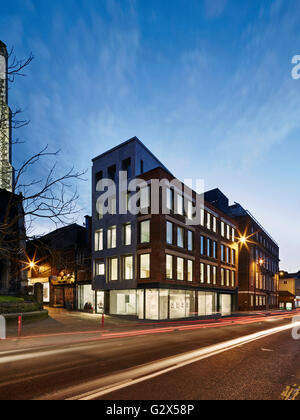 Abenddämmerung Schuss vom Straßenniveau. Cavendish House, Norwich, Vereinigtes Königreich. Architekt: Hudson Architekten, 2015. Stockfoto