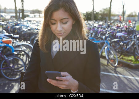 Geschäftsfrau liest SMS-Nachrichten auf dem Weg zur Arbeit Stockfoto