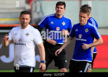 Northern Ireland Kyle Lafferty (Mitte) während einer Trainingseinheit im Stadium Antona Malatinskeho, Trnava. Stockfoto