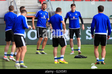 Northern Ireland Kyle Lafferty (Mitte rechts) und Gareth McAuley (Mitte links) während einer Trainingseinheit im Stadium Antona Malatinskeho, Trnava. Stockfoto