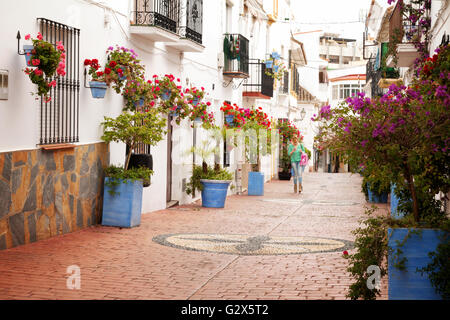 Estepona Altstadt, mit Blumen und bunten Blumentöpfen, Estepona, Andalusien, Spanien-Europa Stockfoto