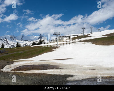 Skigebiet La Rosière (1850m), Südost-Frankreich, nachdem der Schnee Ende Mai zurückgegangen ist. Stockfoto