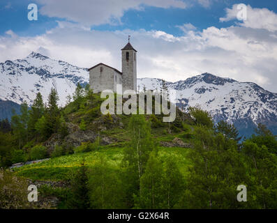 Die atemberaubende Saint-Michel-Kapelle befindet sich auf einem kleinen Felsvorsprung im Ortsteil Chatelard in den französischen Alpen Stockfoto