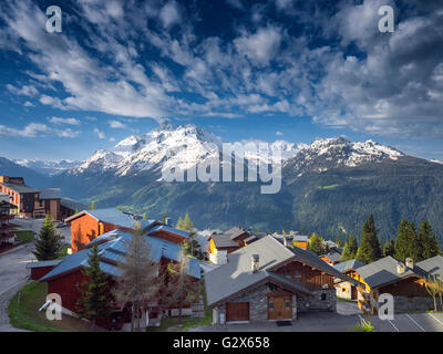 Blick vom französischen Skigebiet von La Rosiere (1850m) am Ende des Mai. Mont Pourri (3.779 m) ist über das Tal. Stockfoto