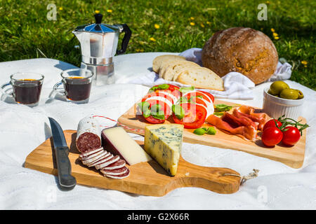 Picknick im freien bestehend Bauernbrot, Ciabatta, Espresso Tassen, Oliven, Tomaten, Parmaschinken, mozzarella Stockfoto