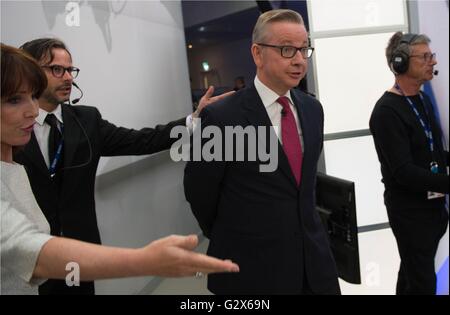 Justiz-Staatssekretär Michael Gove vor Teilnahme an einem live Sky News-Interview mit Faisal Islam und Q &amp; A Session moderiert von Kay Burley auf das EU-Referendum in den Sky News-Studios in Osterley, West London. Stockfoto