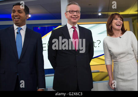 Justiz-Staatssekretär Michael Gove vor Teilnahme an einem live-Sky News-Interview mit Faisal Islam (links) und Q&A Sitzung moderiert von Kay Burley (rechts) auf das EU-Referendum in den Sky News-Studios in Osterley, West London. Stockfoto