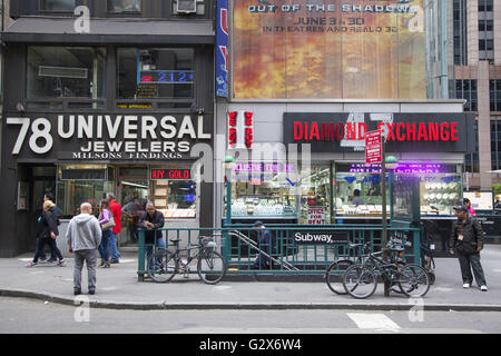 47th Street zwischen der 5. & 6. Avenue in Manhattan ist bekannt als die "Diamond District" in Midtown Manhattan. Stockfoto