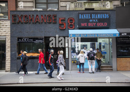 47th Street zwischen der 5. & 6. Avenue in Manhattan ist bekannt als die "Diamond District" in Midtown Manhattan. Stockfoto