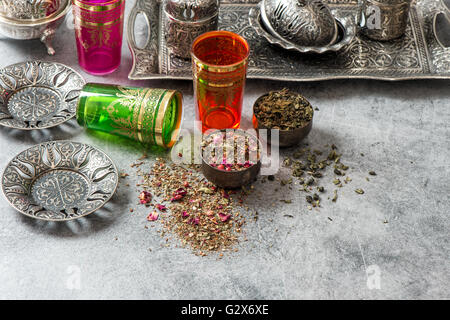 Orientalischer Teetisch Geschirr und Gläser. Reisen Essen Hintergrund Stockfoto