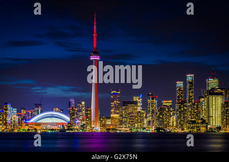 Blick auf die Skyline der Innenstadt in der Nacht vom Centre Island, in Toronto, Ontario. Stockfoto