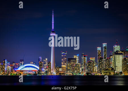 Blick auf die Skyline der Innenstadt in der Nacht vom Centre Island, in Toronto, Ontario. Stockfoto