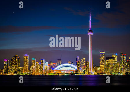 Blick auf die Skyline der Innenstadt in der Nacht vom Centre Island, in Toronto, Ontario. Stockfoto