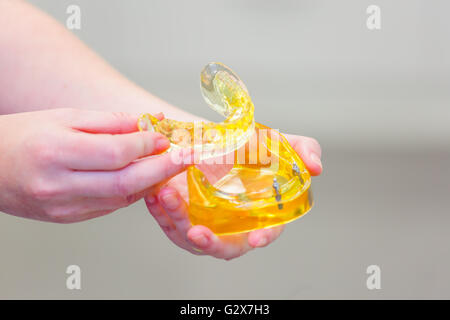 Hand hält eine Reihe von Zahnersatz Stockfoto