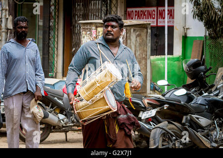 Inder in den Straßen spielen eine Trommel in der Nähe der Kapaleeshwarar Tempel, Mylapore, Chennai, Tamil Nadu, Indien Stockfoto