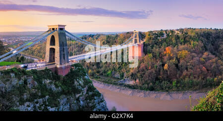 Die Hängebrücke Clifton in warmes Licht mit Herbstfarben in Leigh Woods auf der anderen Seite. Stockfoto